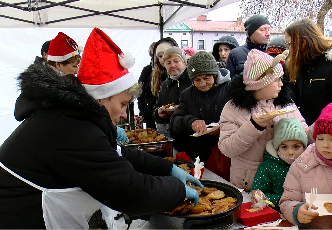 Wigilia na Rynku w Łasku. Mieszkańcy wspólnie śpiewali kolędy i próbowali świątecznych potraw