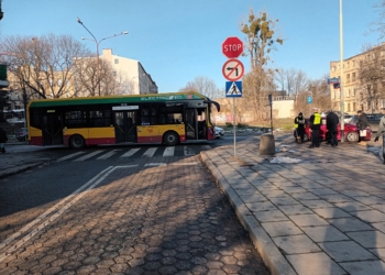 Kolizja autobusu MPK-Łódź i samochodu osobowego u zbiegu ulic Nawrot i Targowej