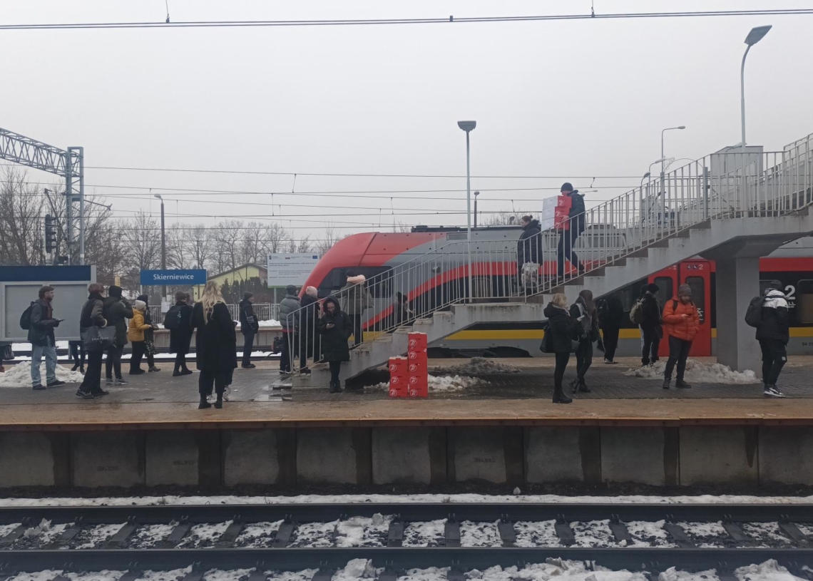 Oblodzenie sieci trakcyjnej. Opóźnienia pociągów ŁKA i PKP PLK, uruchomiono komunikację autobusową 1 Oblodzenie sieci trakcyjnej. Opóźnienia pociągów ŁKA, uruchomiono komunikację autobusową