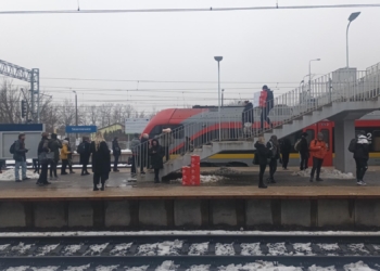 Oblodzenie sieci trakcyjnej. Opóźnienia pociągów ŁKA, uruchomiono komunikację autobusową
