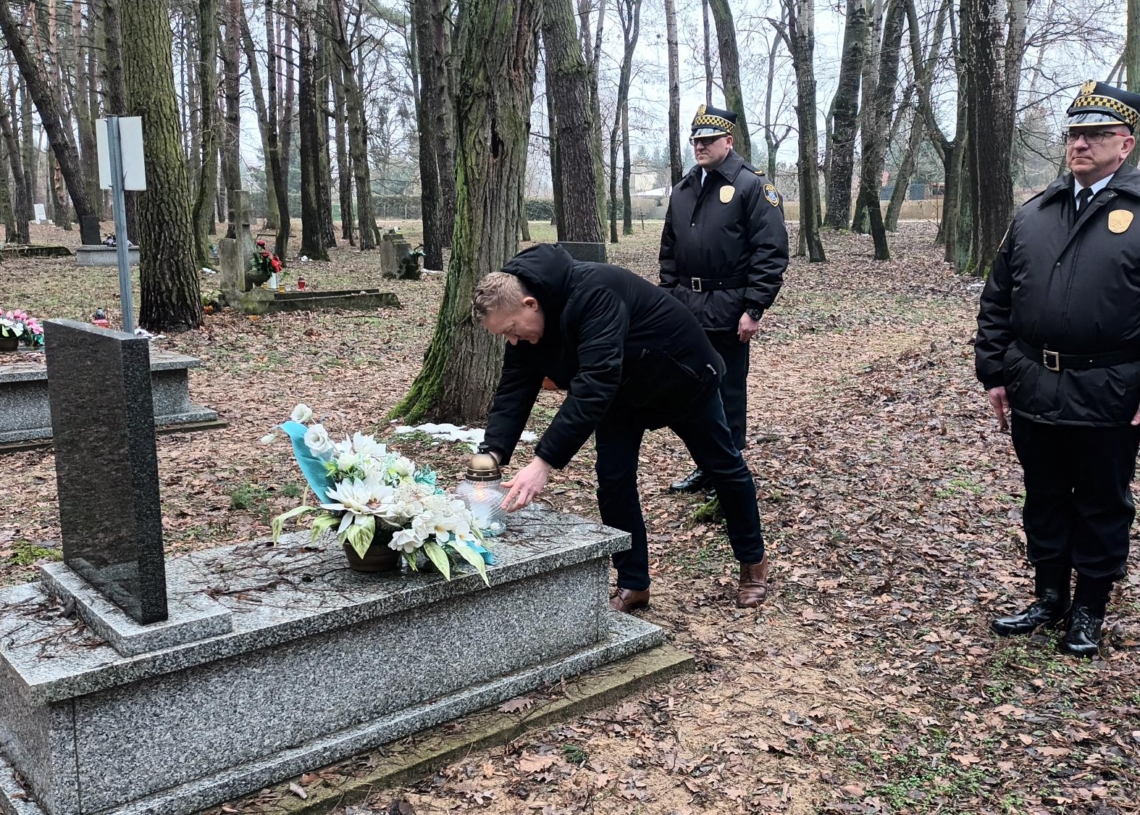 Ważna rocznica w Skierniewicach. Zapalono znicze na grobach żołnierzy Armii Krajowej