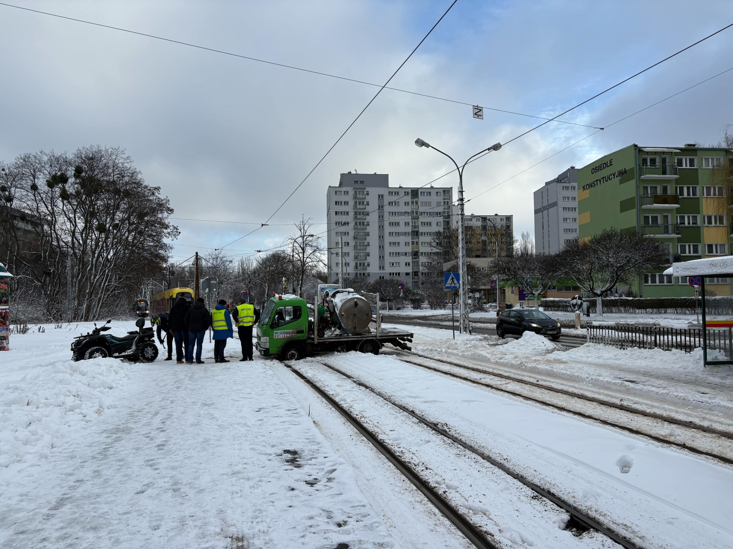 Zatrzymanie ruchu tramwajów na Narutowicza w Łodzi. Samochód w torowisku