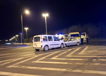 Wypadek na Bandurskiego w Łodzi. Sprawca wjechał w 2 samochody i uciekł, nadal szuka go policja