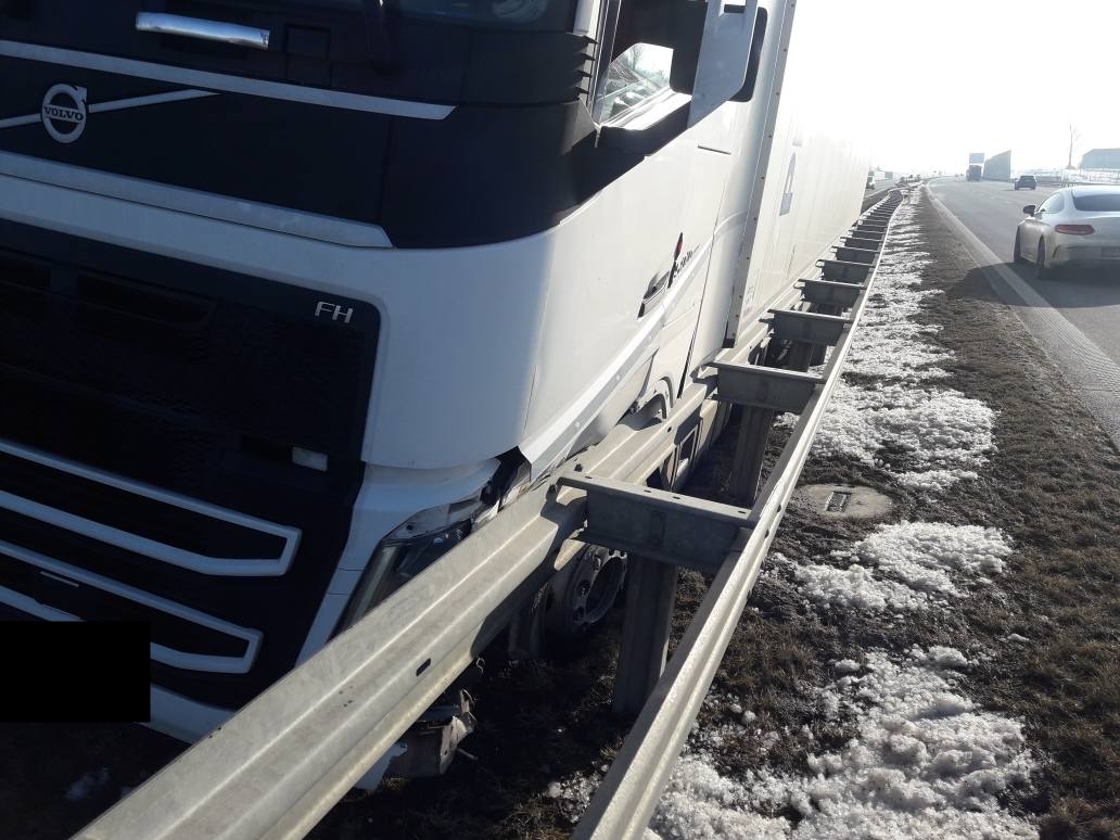 Samochód ciężarowy wjechał w bariery ochronne. Utrudnienia na A1 w kierunku Gdańska 2 Samochód ciężarowy wjechał w bariery ochronne. Utrudnienia na A1 w kierunku Gdańska