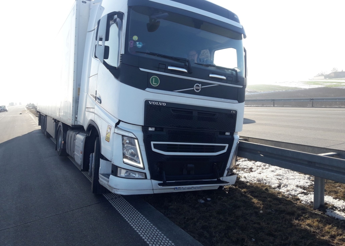 Samochód ciężarowy wjechał w bariery ochronne. Utrudnienia na A1 w kierunku Gdańska