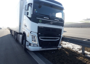 Samochód ciężarowy wjechał w bariery ochronne. Utrudnienia na A1 w kierunku Gdańska