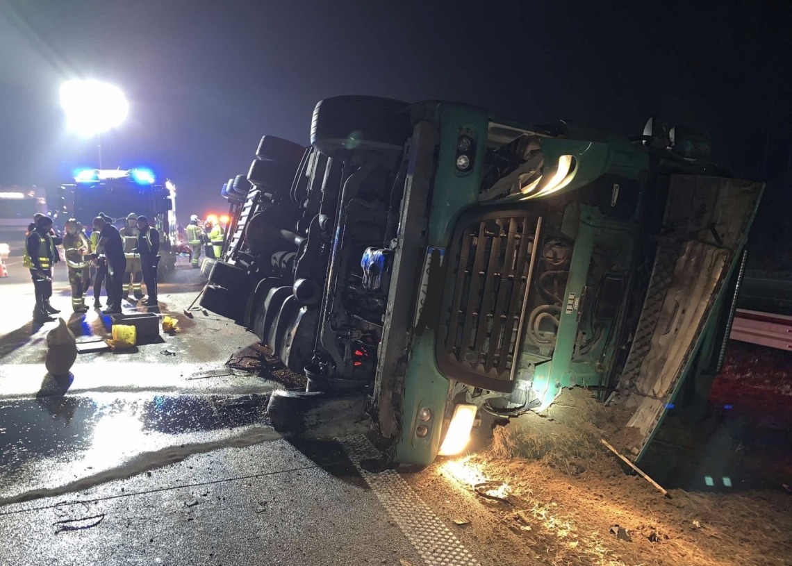 Przewrócona ciężarówka na autostradzie A1. Zablokowane dwa pasy ruchu 1 Przewrócona ciężarówka na autostradzie A1. Zablokowane dwa pasy ruchu
