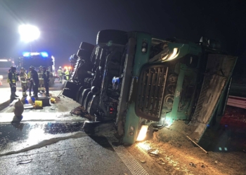 Przewrócona ciężarówka na autostradzie A1. Zablokowane dwa pasy ruchu