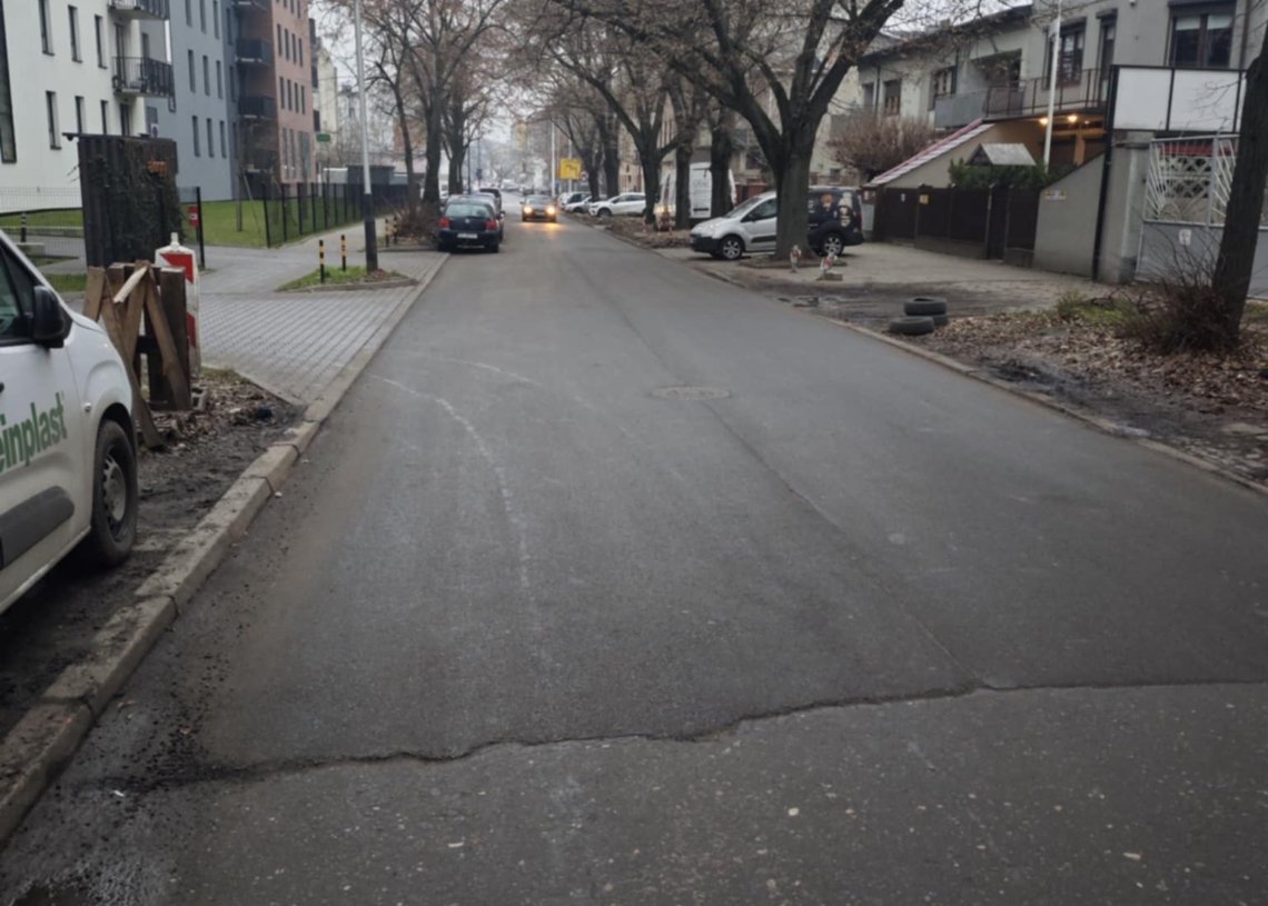 Bareja na Senatorskiej. Słupki, trawnik, auta i nieskuteczni urzędnicy