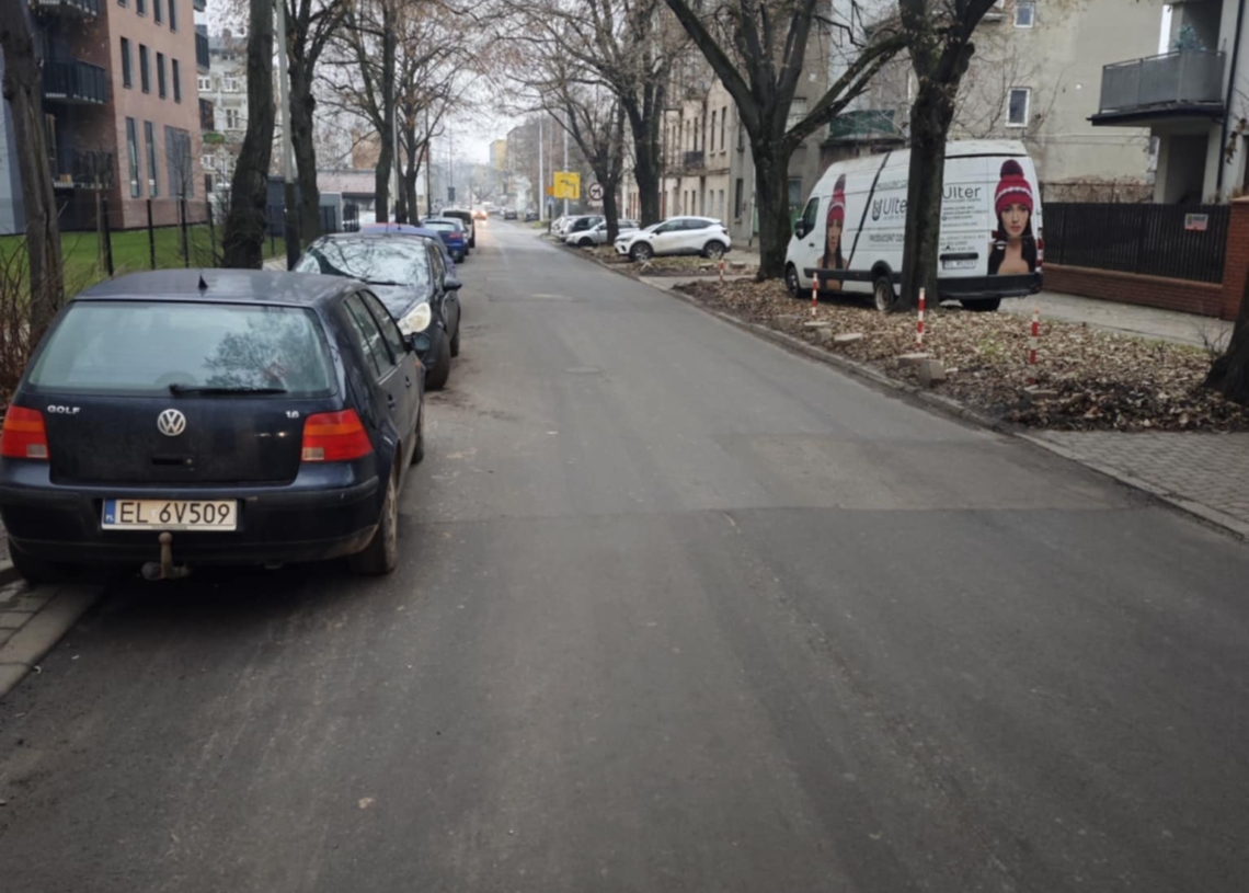 Bareja na Senatorskiej. Słupki, trawnik, auta i nieskuteczni urzędnicy