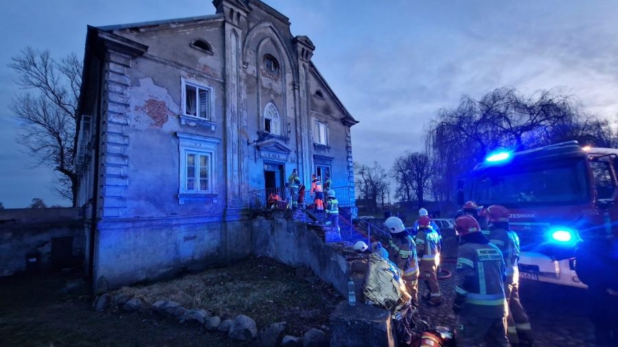 Tragiczny pożar dworu w miejscowości Łanięta. Nie żyje mężczyzna