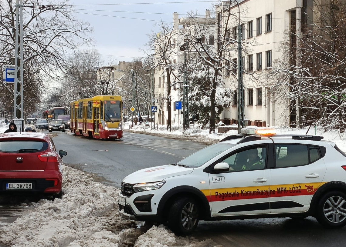 Zatrzymanie ruchu tramwajów na Narutowicza w Łodzi. Samochód w torowisku