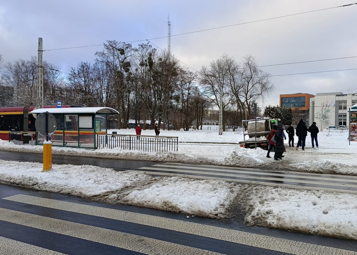 Zatrzymanie ruchu tramwajów na Narutowicza w Łodzi. Samochód w torowisku