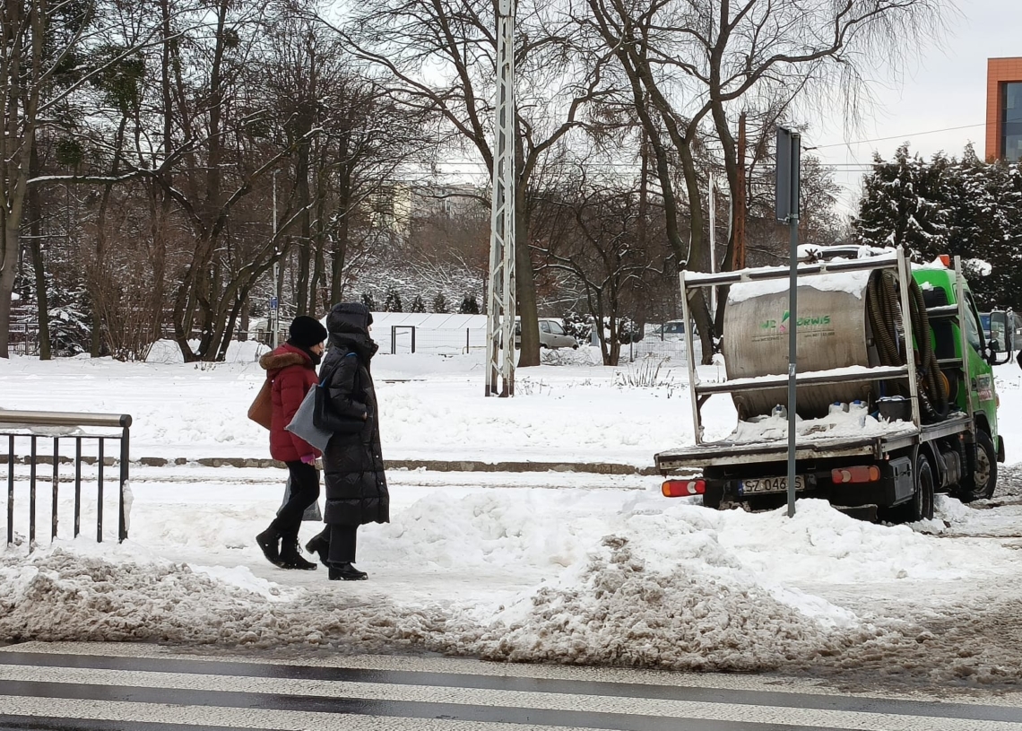 Zatrzymanie ruchu tramwajów na Narutowicza w Łodzi. Samochód w torowisku