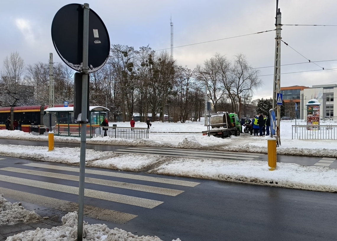 Zatrzymanie ruchu tramwajów na Narutowicza w Łodzi. Samochód w torowisku