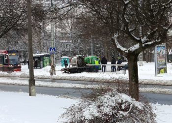 Zatrzymanie ruchu tramwajów na Narutowicza w Łodzi. Samochód w torowisku