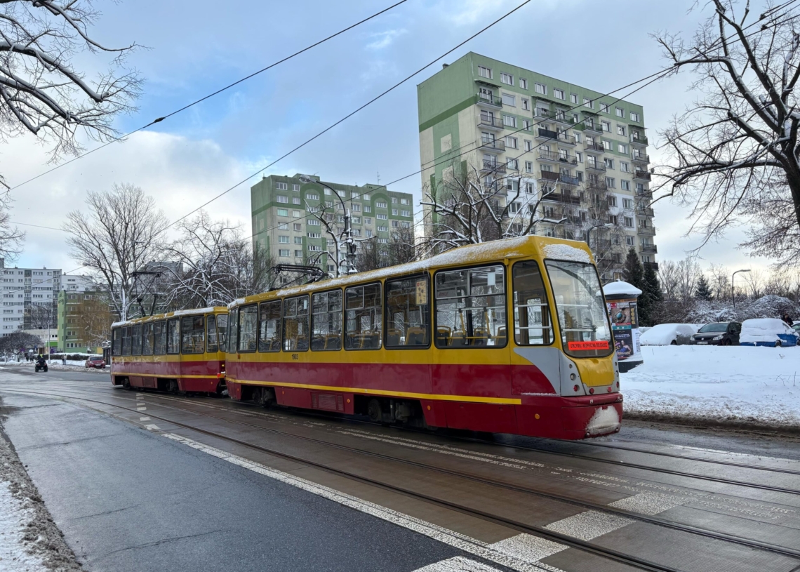 Zatrzymanie ruchu tramwajów na Narutowicza w Łodzi. Samochód w torowisku