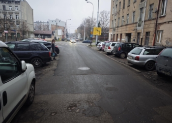 Bareja na Senatorskiej.  Słupki, trawnik, auta i nieskuteczni urzędnicy