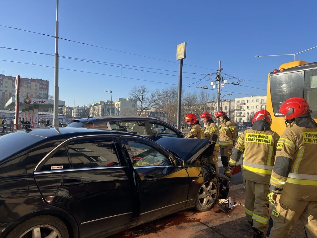 Utrudnienia na Kopcińskiego w Łodzi. Osobówka zderzyła się z autobusem MPK, jedna osoba poszkodowana 1 Utrudnienia na Kopcińskiego w Łodzi. Osobówka zderzyła się z autobusem MPK, jedna osoba poszkodowana