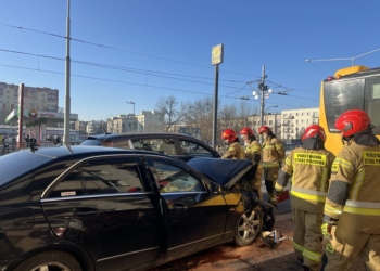 Utrudnienia na Kopcińskiego w Łodzi. Osobówka zderzyła się z autobusem MPK, jedna osoba poszkodowana