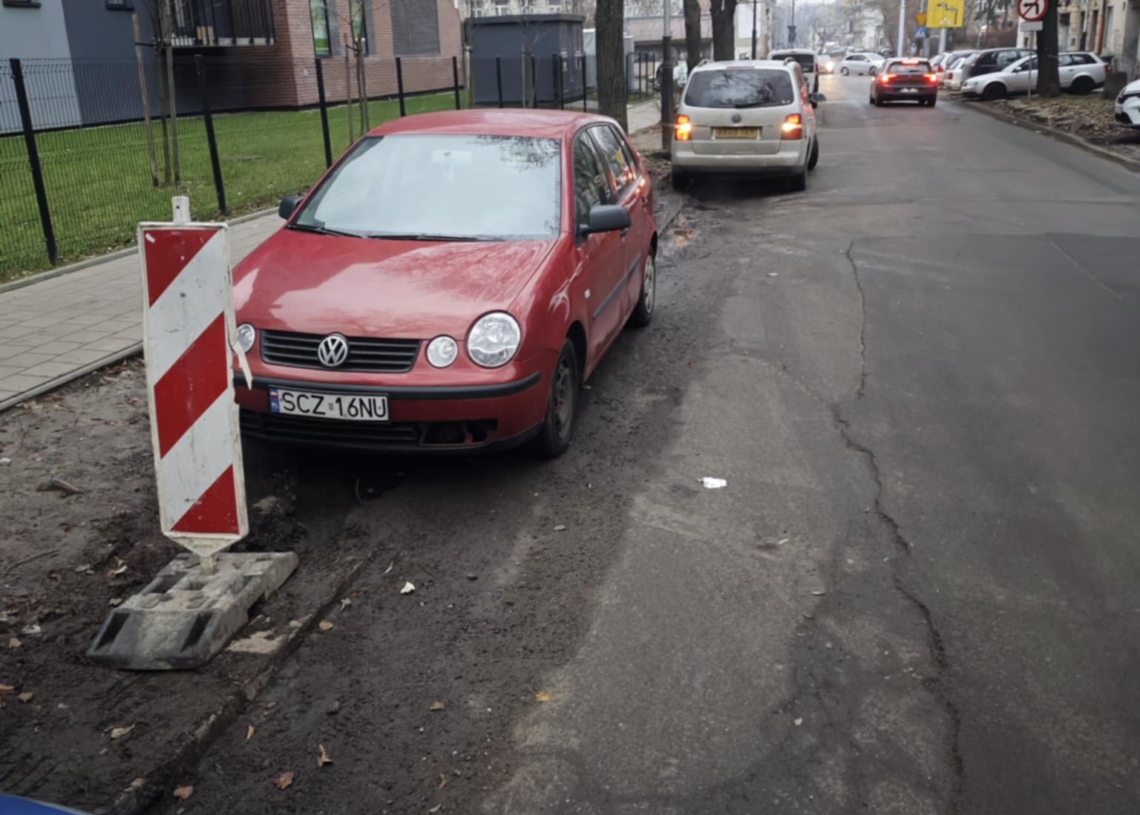 Bareja na Senatorskiej. Słupki, trawnik, auta i nieskuteczni urzędnicy