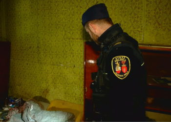 Bezdomność w Łódzkiem. Policja i straż miejska sprawdza pustostany i prosi o pomoc
