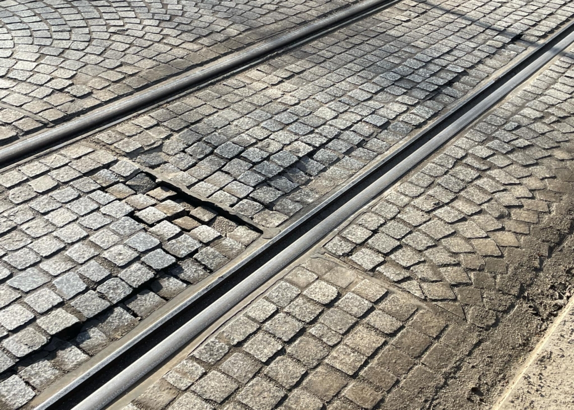 Czy kostka zniknie z kolejnych dróg w Łodzi? Problematyczne ulice Jaracza i Cmentarna