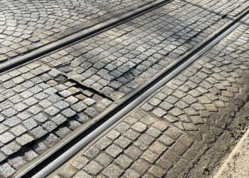Czy kostka zniknie z kolejnych dróg w Łodzi? Problematyczne ulice Jaracza i Cmentarna