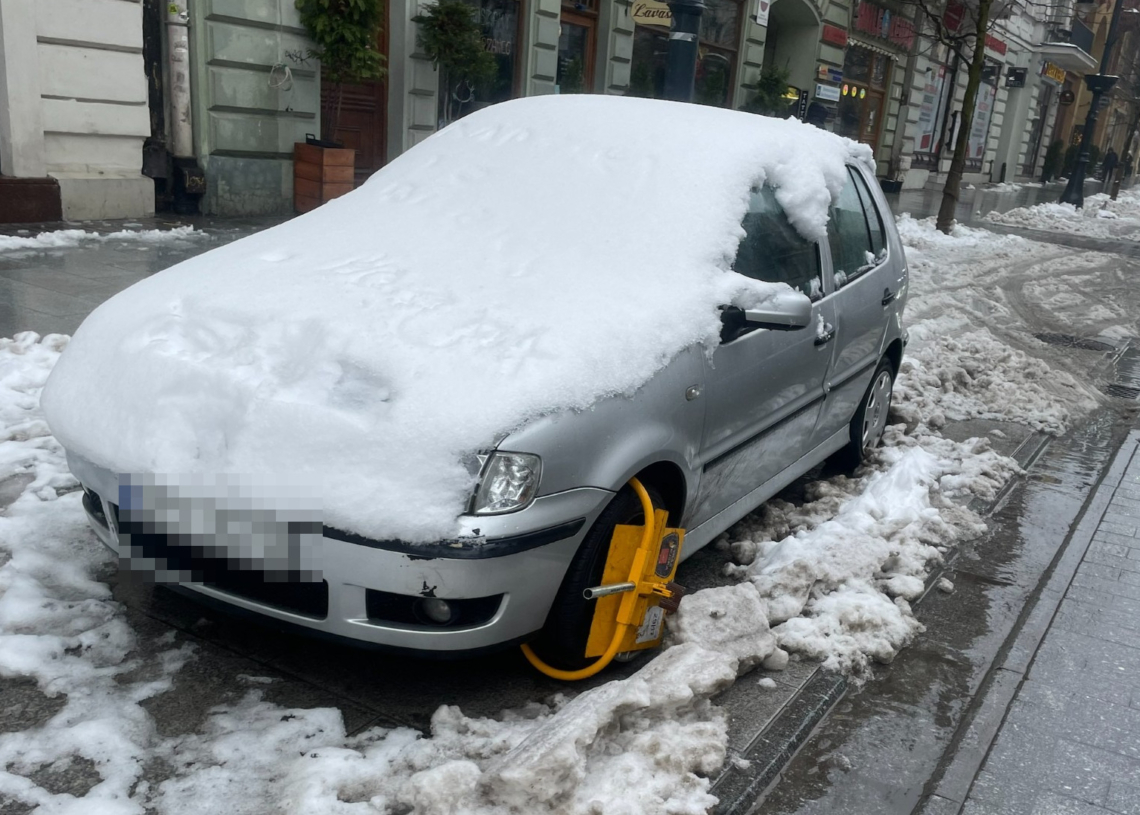 Łódź: porzucony samochód przy Piotrkowskiej 80. Właściciel o nim zapomniał? 1 Porzucony samochód przy Piotrkowskiej