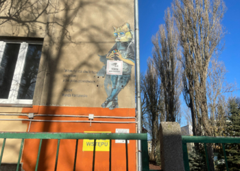 Zdewastowany budynek, zakryty mural. Sytuacja budynku Domu Dziecka nr 7 w Łodzi