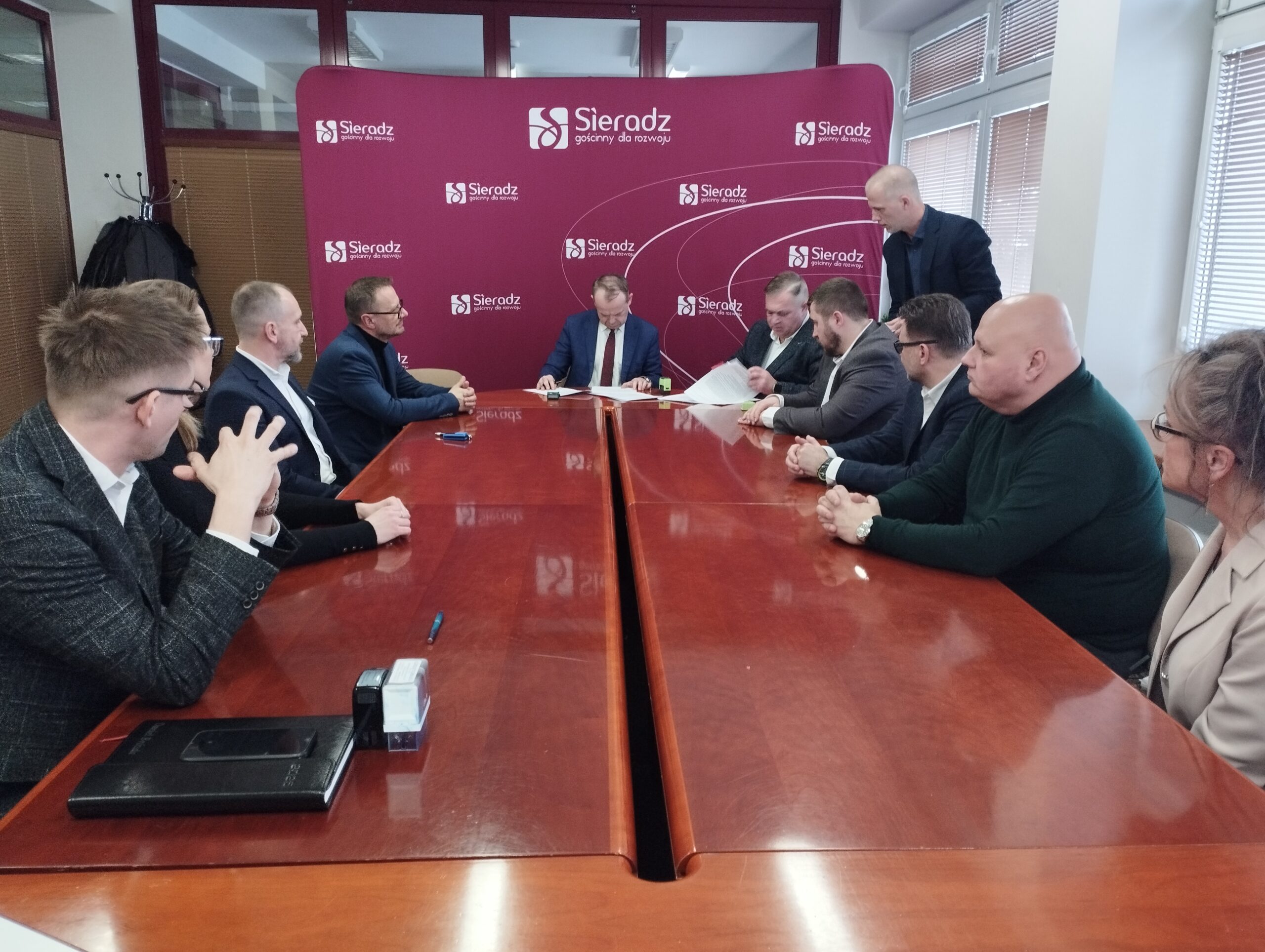 Wielkie pieniądze dla szkół. Sportowo-edukacyjne inwestycje w Sieradzu 2 Wielkie pieniądze dla szkół. Sportowo-edukacyjne inwestycje w Sieradzu