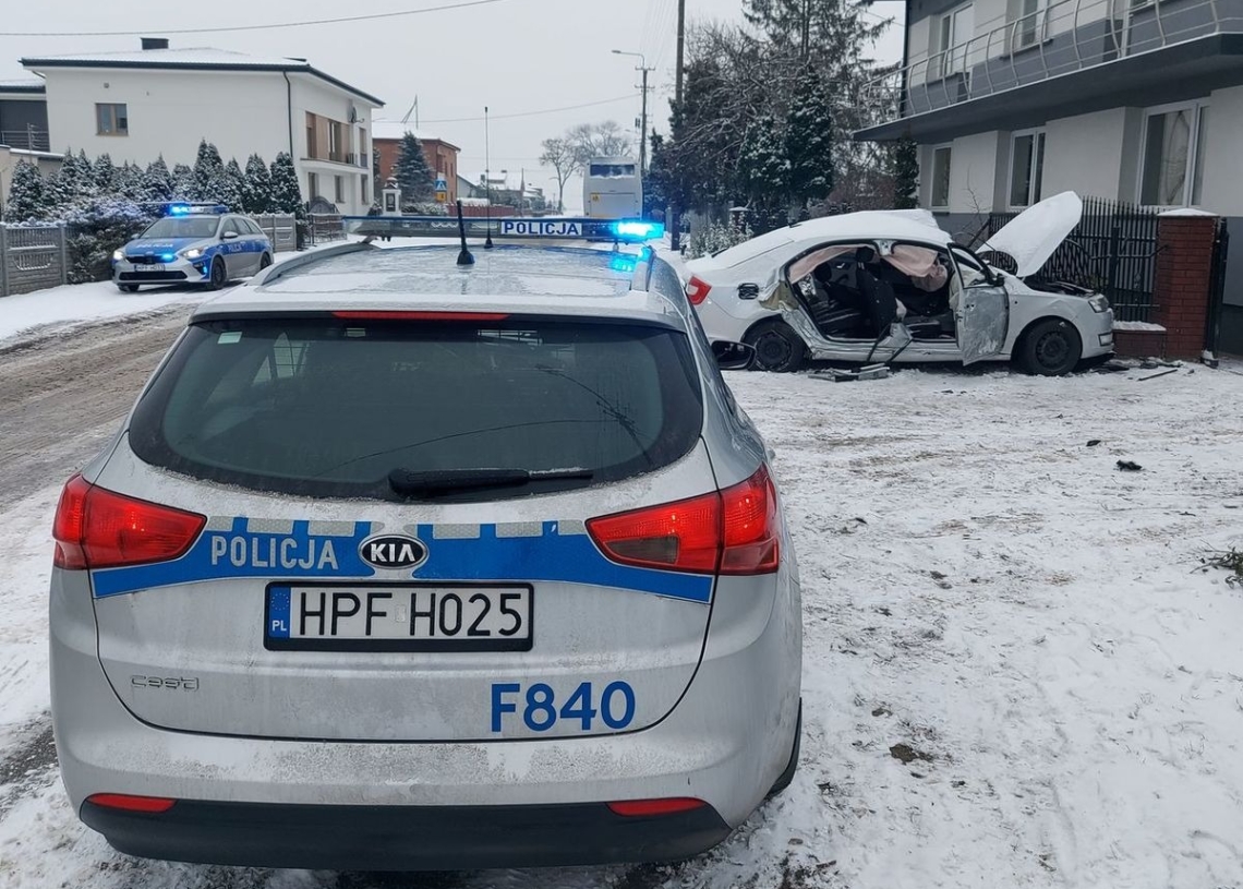 44-latek uderzył w słup i betonowe ogrodzenie. Policja ustala okoliczności jego śmierci