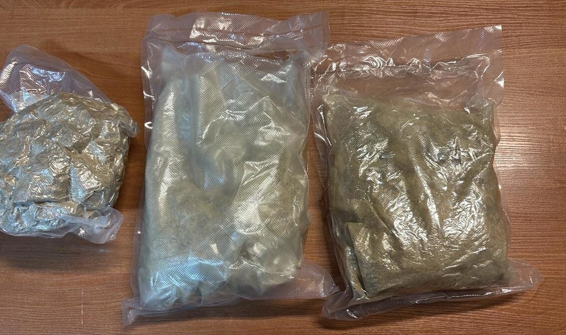 Wpadł z 3 kilogramami narkotyków, grozi mu 10 lat więzienia 1 Wpadł z 3 kilogramami narkotyków, grozi mu 10 lat więzienia
