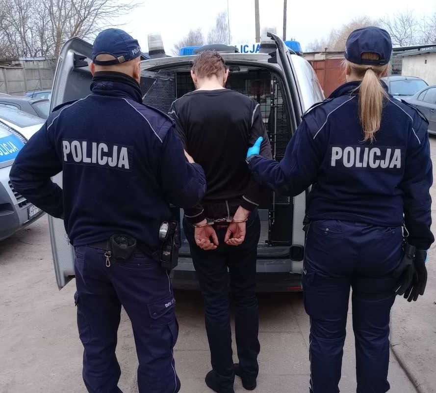 34-latek wielokrotnie ranił taksówkarza nożem i uciekł do lasu. Jest w rękach policji 1 34-latek wielokrotnie ranił taksówkarza nożem i uciekł do lasu. Jest w rękach policji
