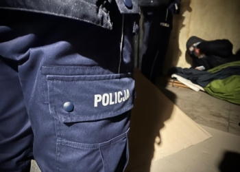 Policja sprawdza pustostany, ale bezdomni często nie chcą pomocy [ZDJĘCIA]