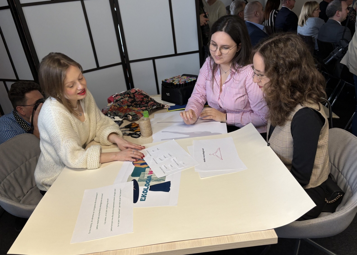 Eco Fashion. Projekt, który uczy młodzież projektowania ubrań z recyklingu