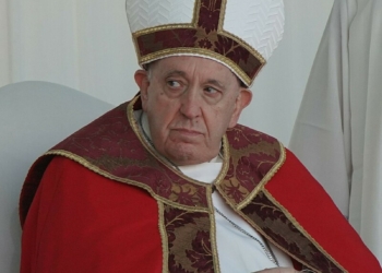 Stan zdrowia papieża jest krytyczny. Watykan informuje o zagrożeniu życia Franciszka