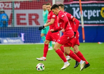 Bezbłędna w 2025 roku Pogoń Szczecin przyjeżdża do Łodzi. Widzew powalczy z "Portowcami"?