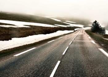 Mróz, oblodzenie i spore utrudnienia na A1