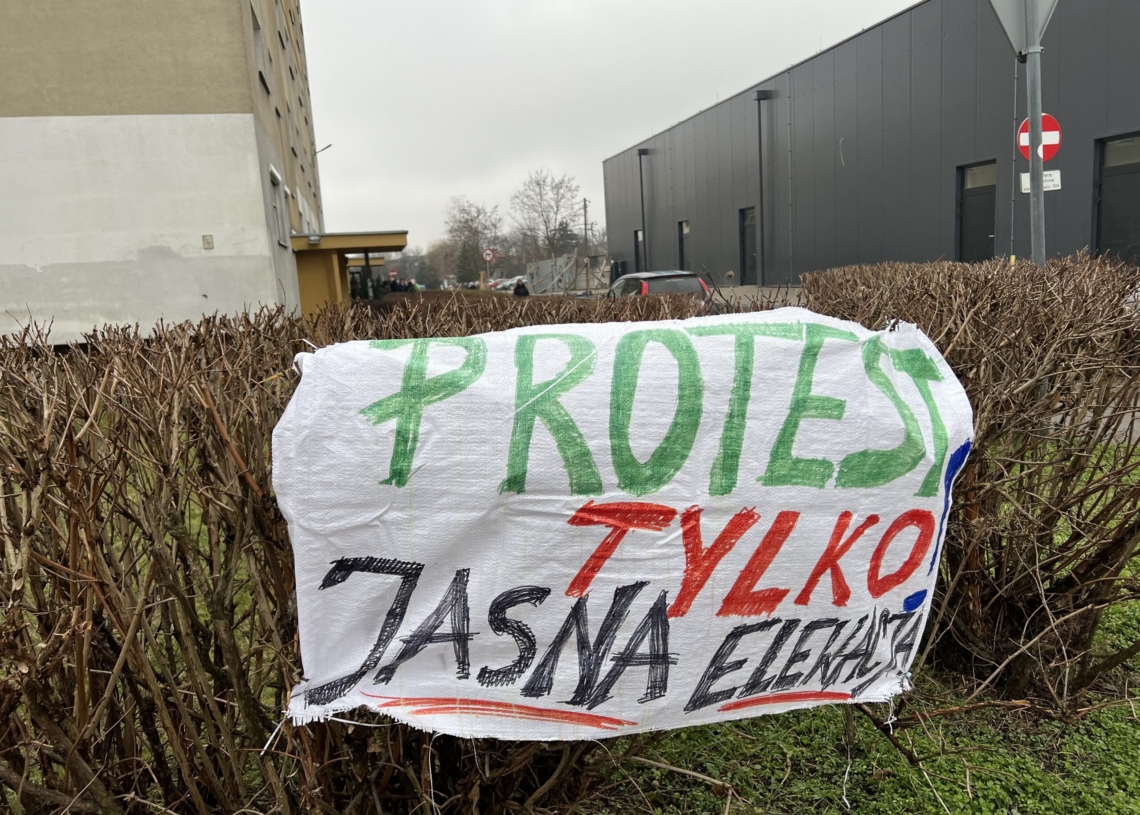 Widok na czarną ścianę. Mieszkańcy bloku przy Tuszyńskiej odgrodzeni od światła