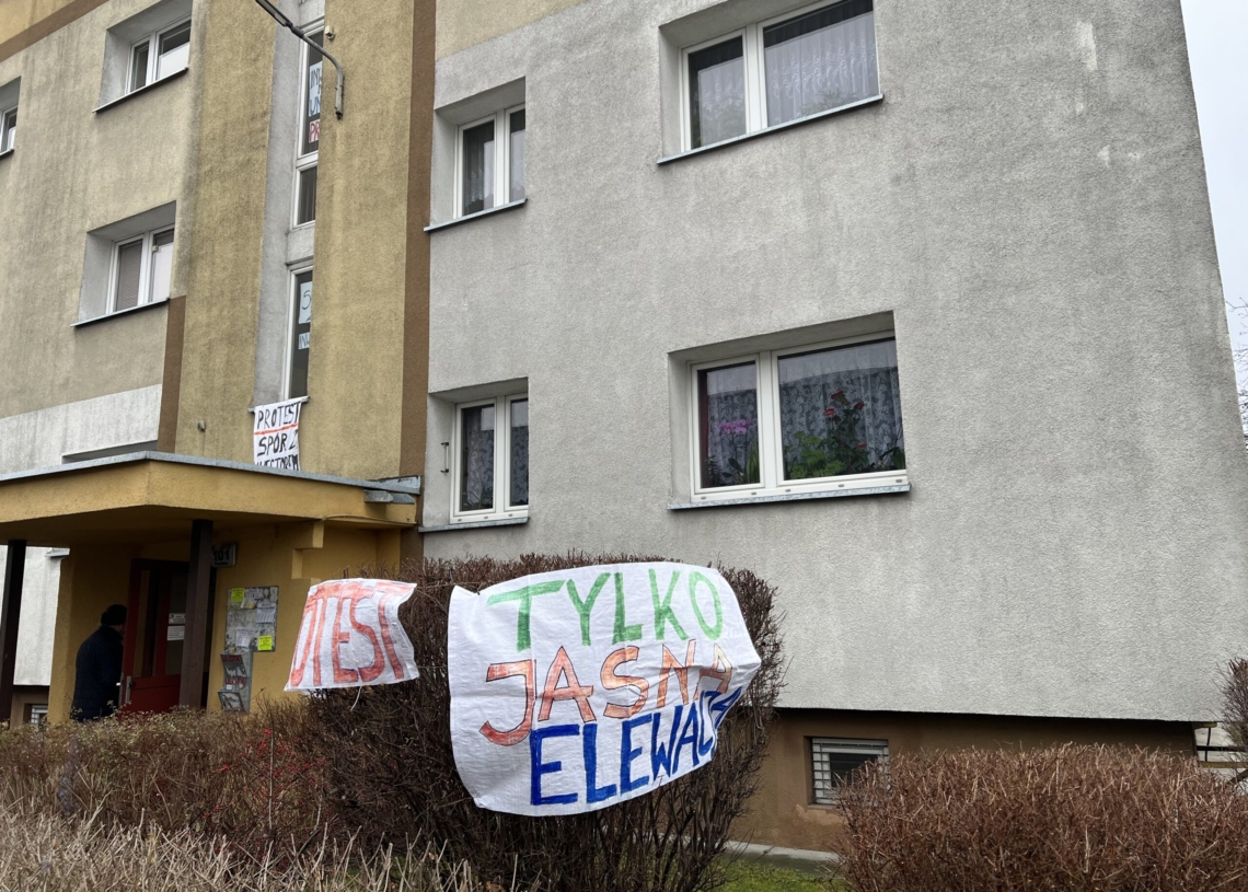 Widok na czarną ścianę. Mieszkańcy bloku przy Tuszyńskiej odgrodzeni od światła