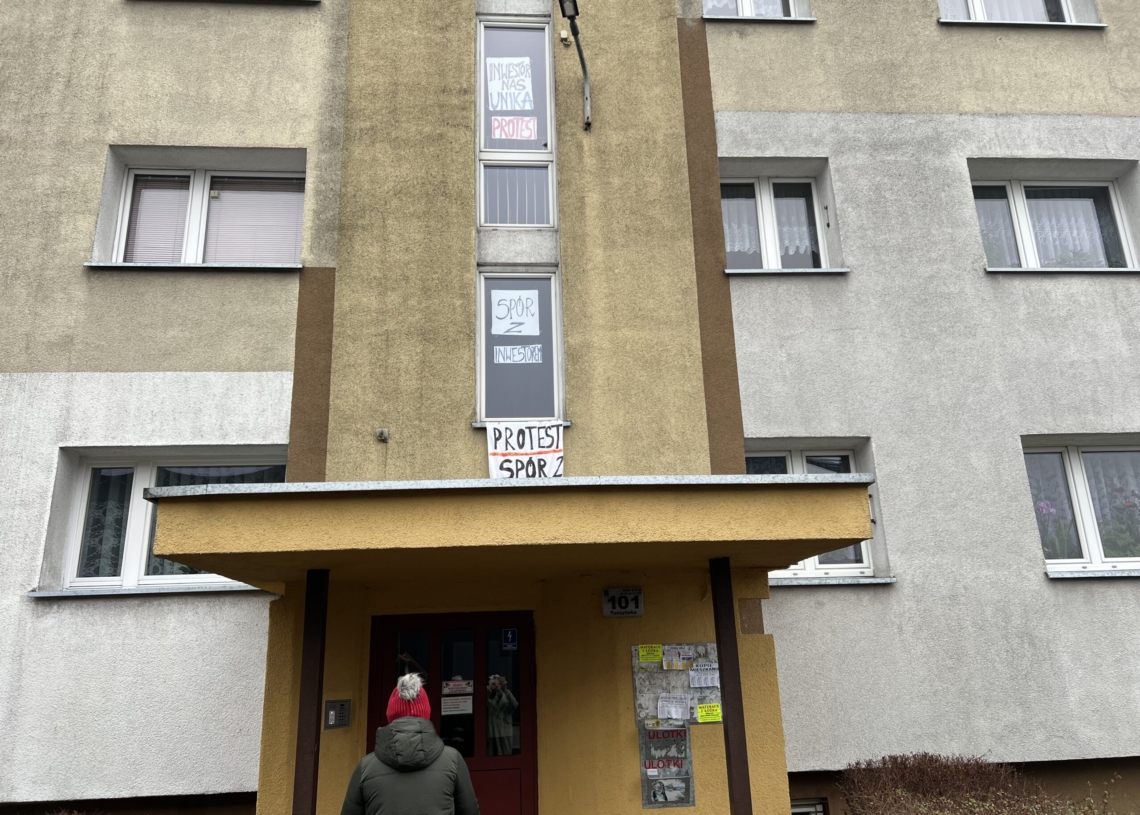 Widok na czarną ścianę. Mieszkańcy bloku przy Tuszyńskiej odgrodzeni od światła