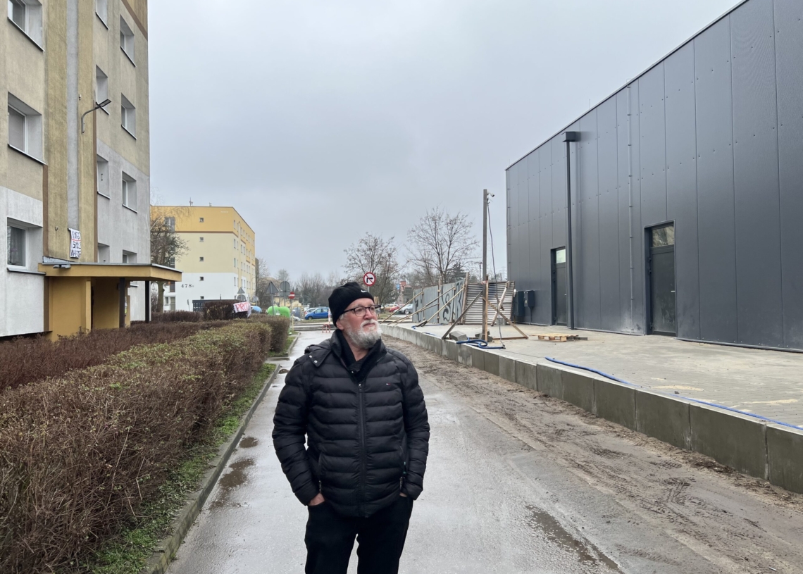 Widok na czarną ścianę. Mieszkańcy bloku przy Tuszyńskiej odgrodzeni od światła