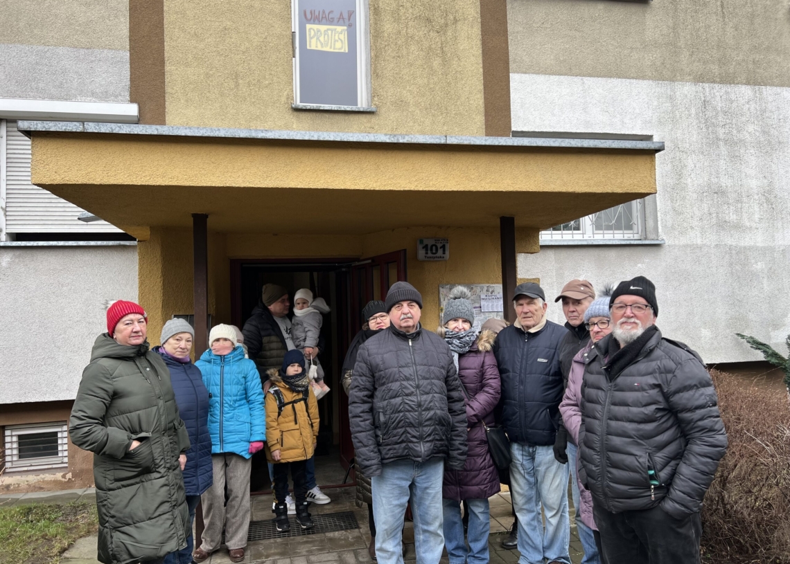 Widok na czarną ścianę. Mieszkańcy bloku przy Tuszyńskiej odgrodzeni od światła