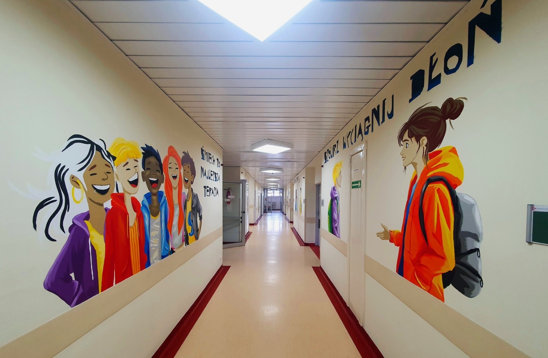 Młodzieżowe murale w Pabianickim Centrum Medycznym