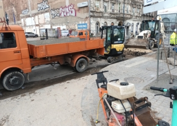 Budowa tunelu średnicowego na Sienkiewicza. W kanale pod ulicą znalazł się... beton