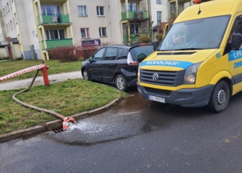 z kranów leci żółta woda