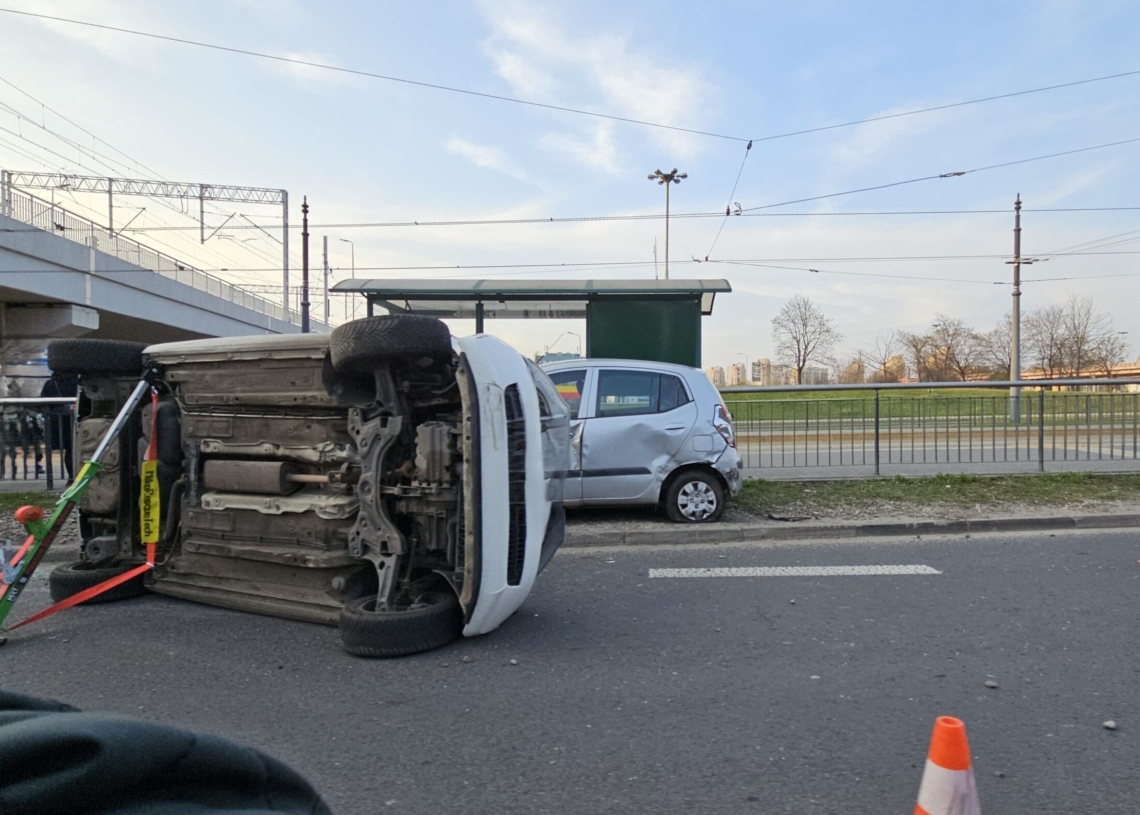 Zderzenie dwóch samochodów przy dworcu Łódź Kaliska – utrudnienia w ruchu