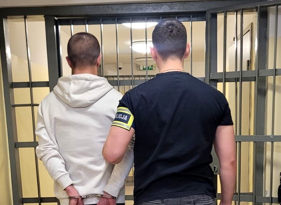Pijany wjechał w butle z gazem. Miał zakaz prowadzenia pojazdów 1 Pijany wjechał w butle z gazem. Miał zakaz prowadzenia pojazdów