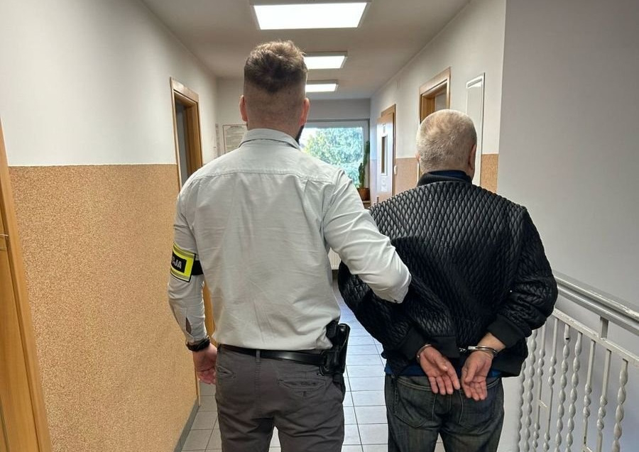 61-latek z Ukrainy pomagał Afgańczykom nielegalnie przekroczyć granicę. Wpadł na autostradzie A1 1 61-latek z Ukrainy pomagał Afgańczykom nielegalnie przekroczyć granicę. Wpadł na autostradzie A1